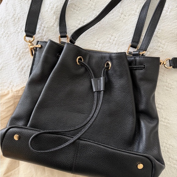 Quince Elegant Black Leather Shoulder Bag - Picture 2 of 3